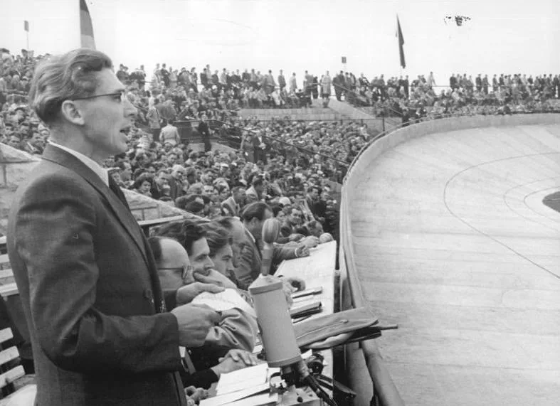 Historische Eröffnungsfeier auf einer Berliner Radrennbahn